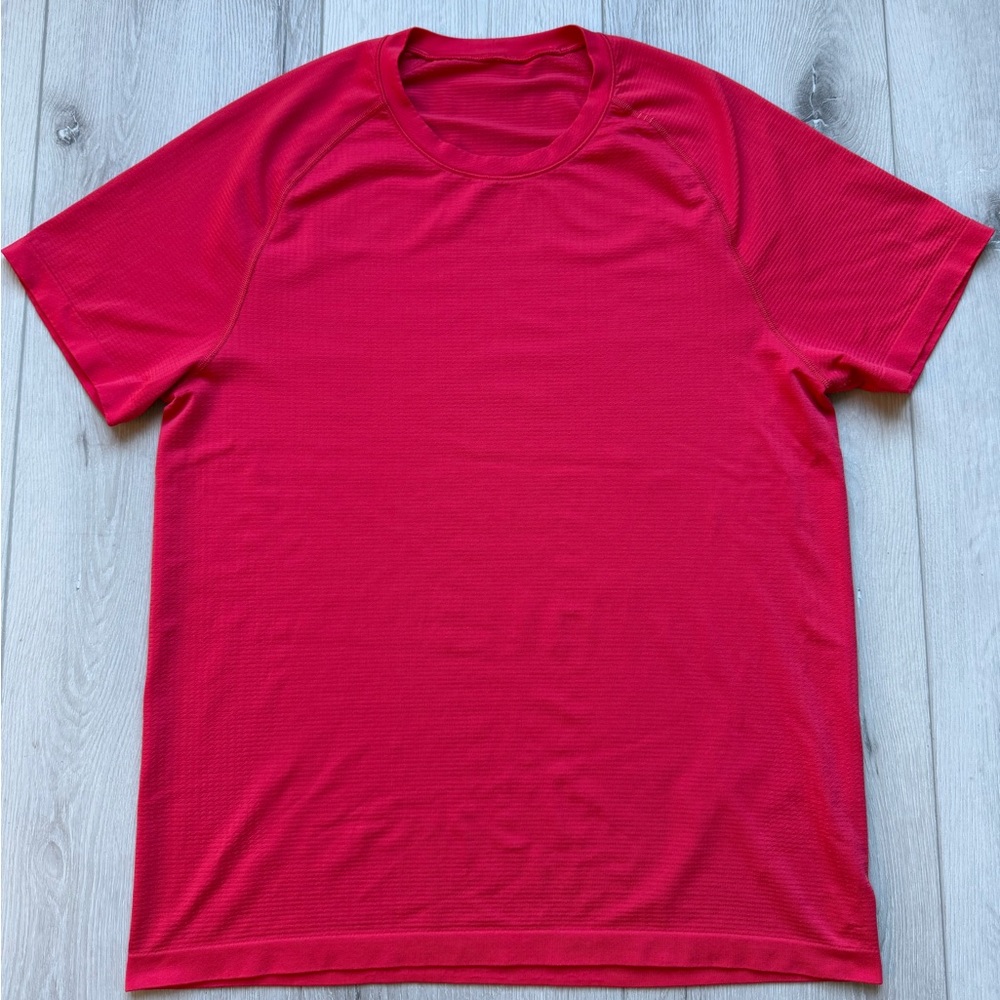 Lululemon Metal Vent Tech Short Sleeve.
Size L